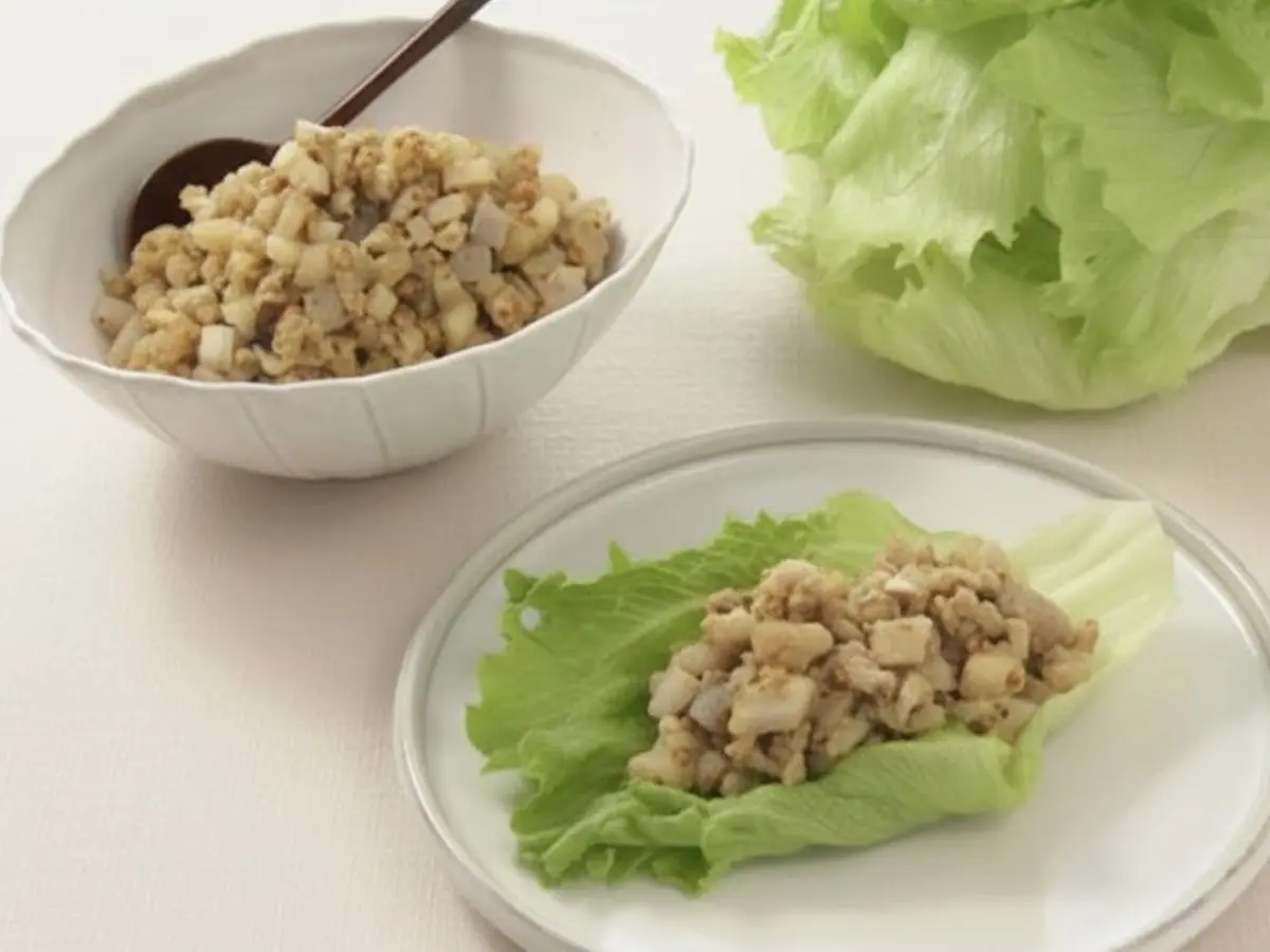 ごぼうと鶏ひき肉のマスタード仕立て レタス包み