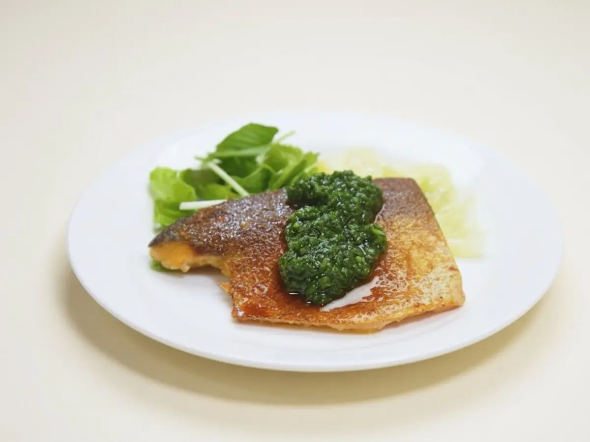 サバカレーのパセリチーズソースがけ