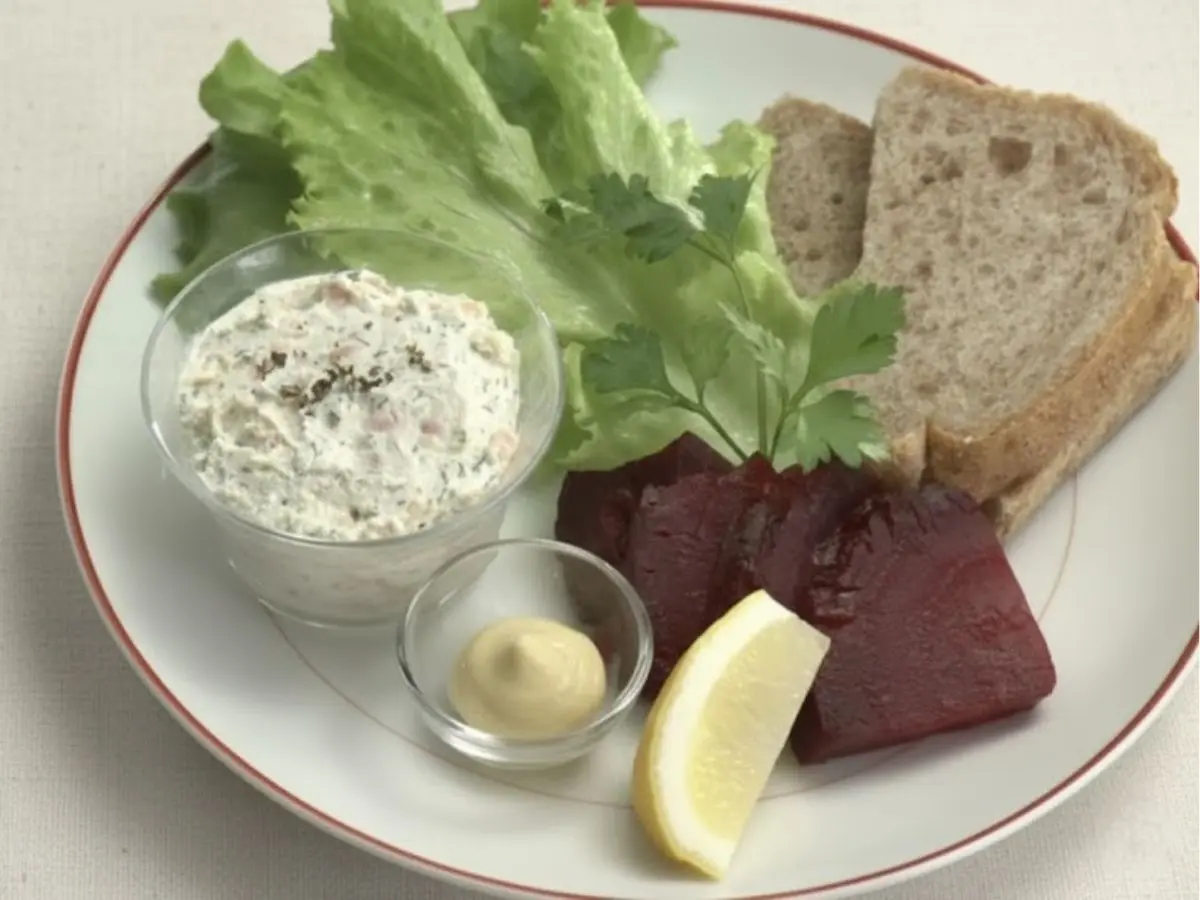 スモークサーモンのリエット ビーツ添え