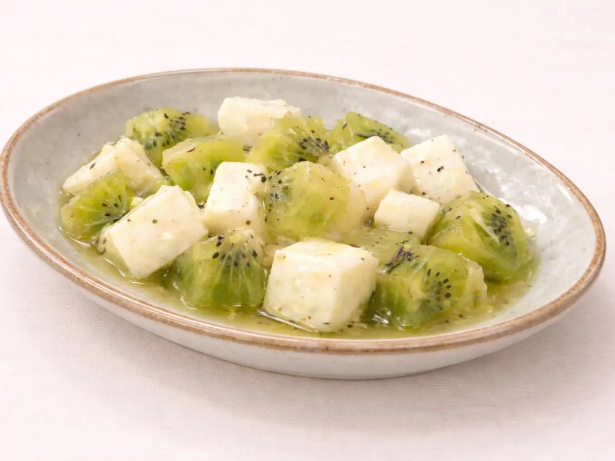 キウイとモッツァレラチーズのサラダ