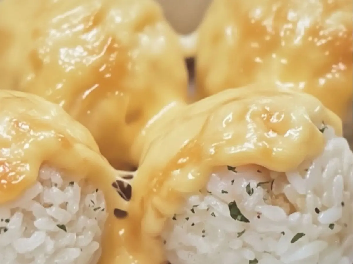 シーフードピラフおにぎり ラクレットチーズ