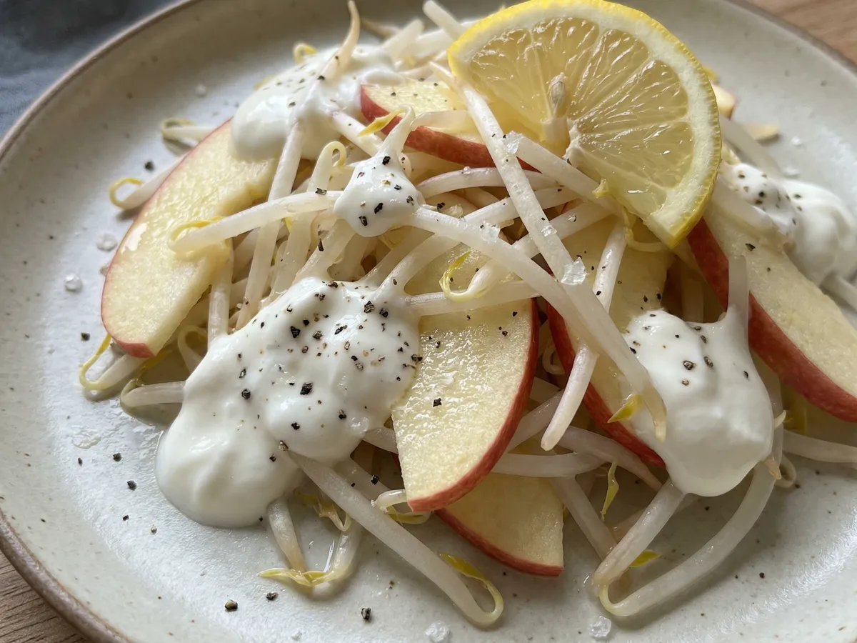 もやしとりんごのヨーグルトサラダ