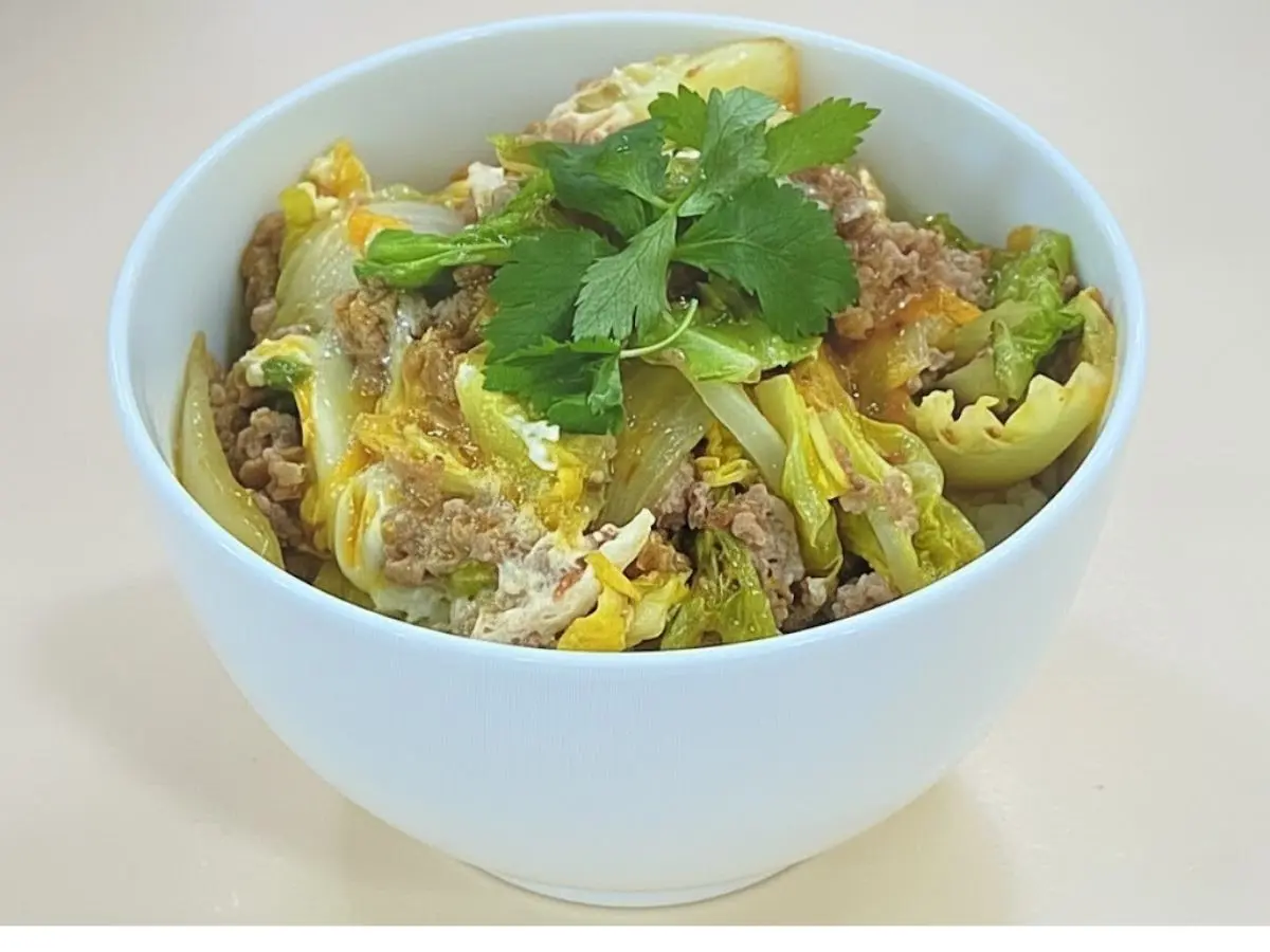 豚ひき肉と春キャベツの卵とじ丼