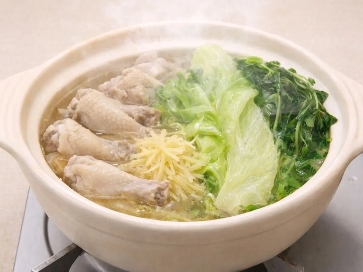 鶏手羽としょうがとレタスのポカポカ鍋