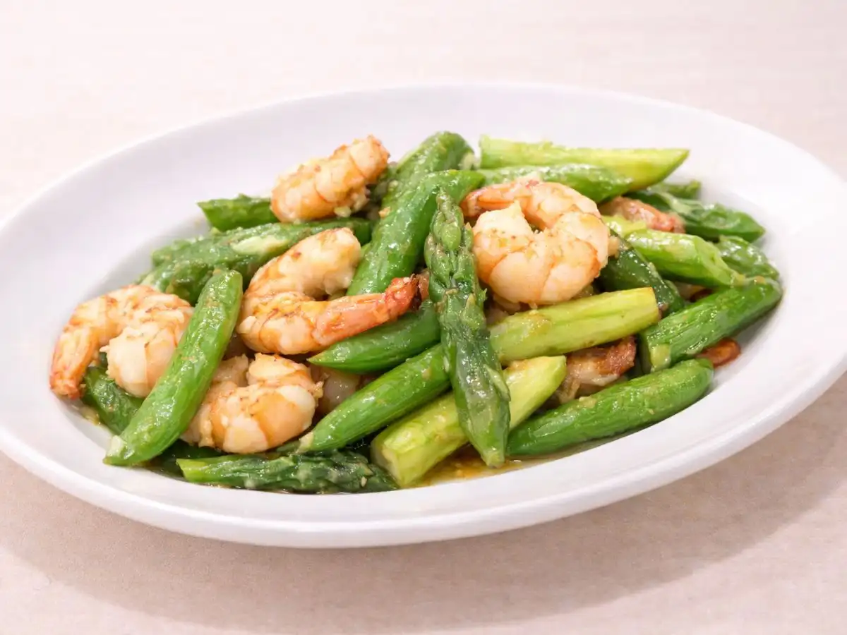 アスパラとスナップえんどう、えびのガーリック炒め