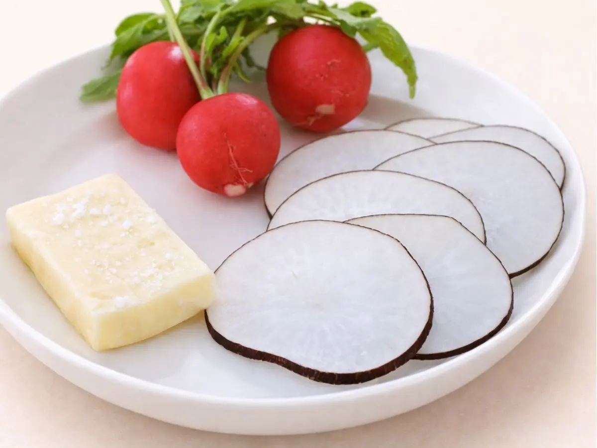 黒大根とラディッシュの岩塩バター添え