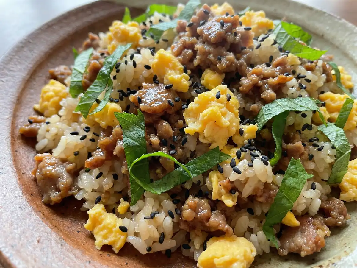 青じそと黒ごまのそぼろご飯