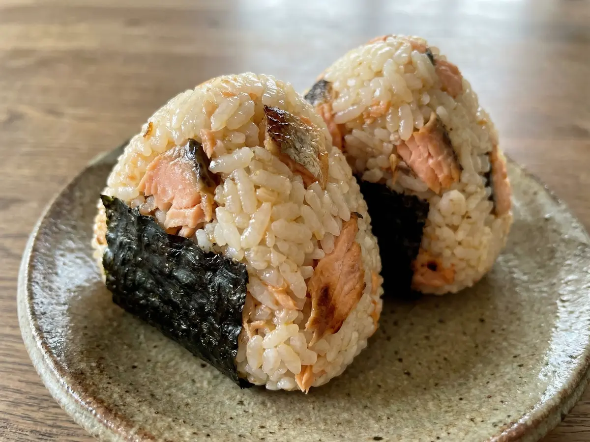 塩ざけご飯のおにぎり