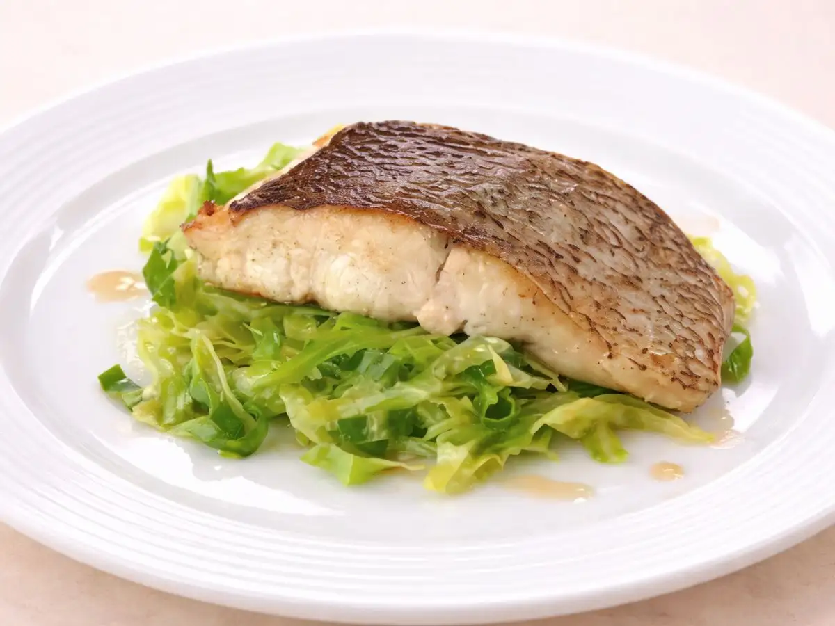 たいのムニエル　春キャベツのハーブ蒸し