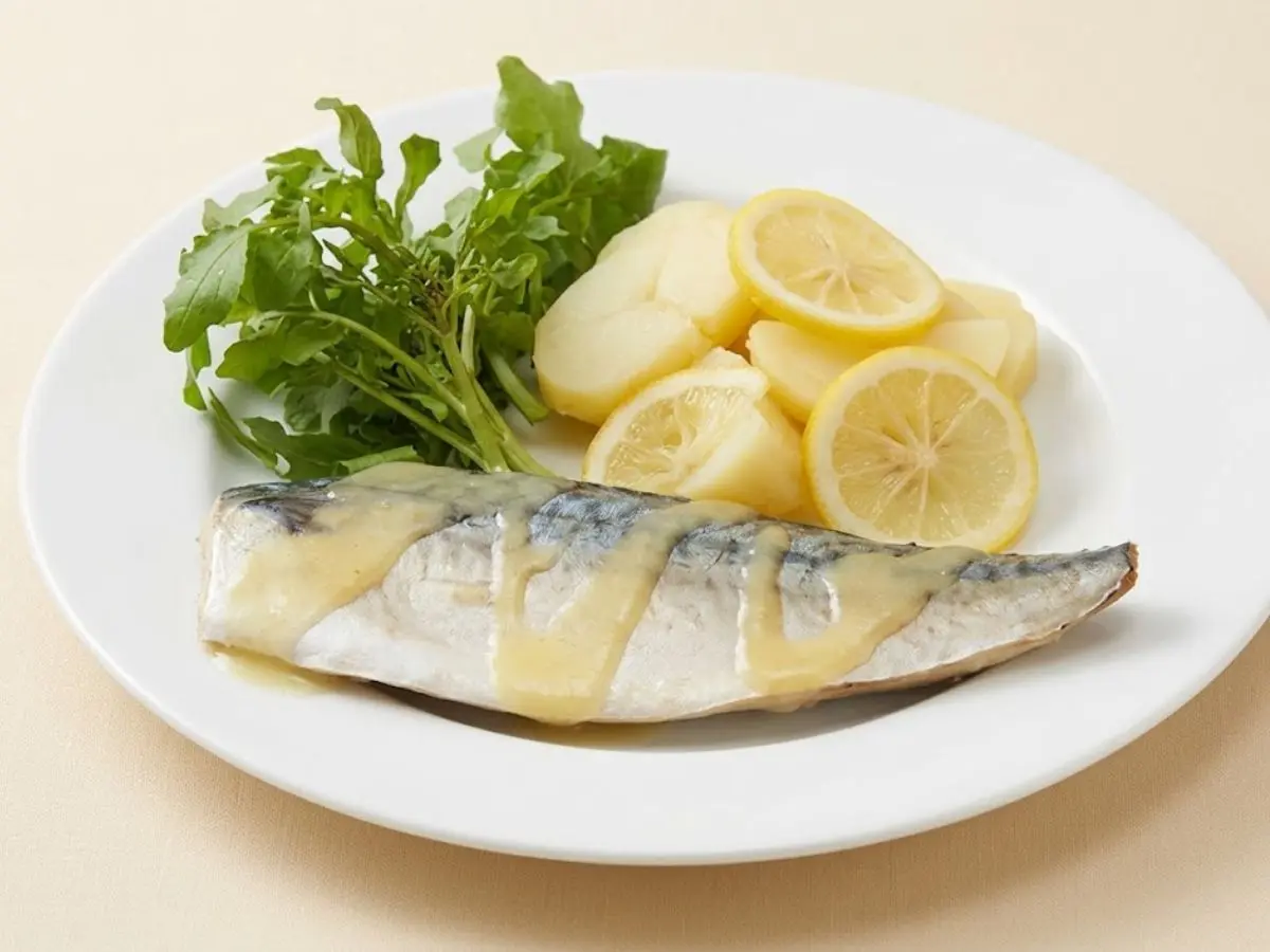 レモン風味の茹で塩サバ