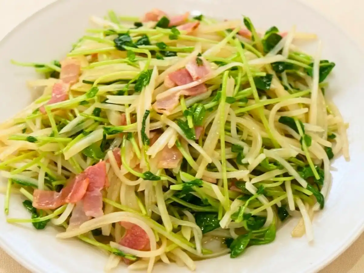 新じゃがベーコン甘酢炒め