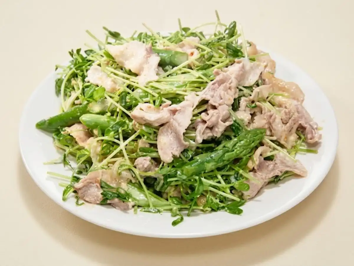 茹で豚と豆苗の味噌マヨ和え