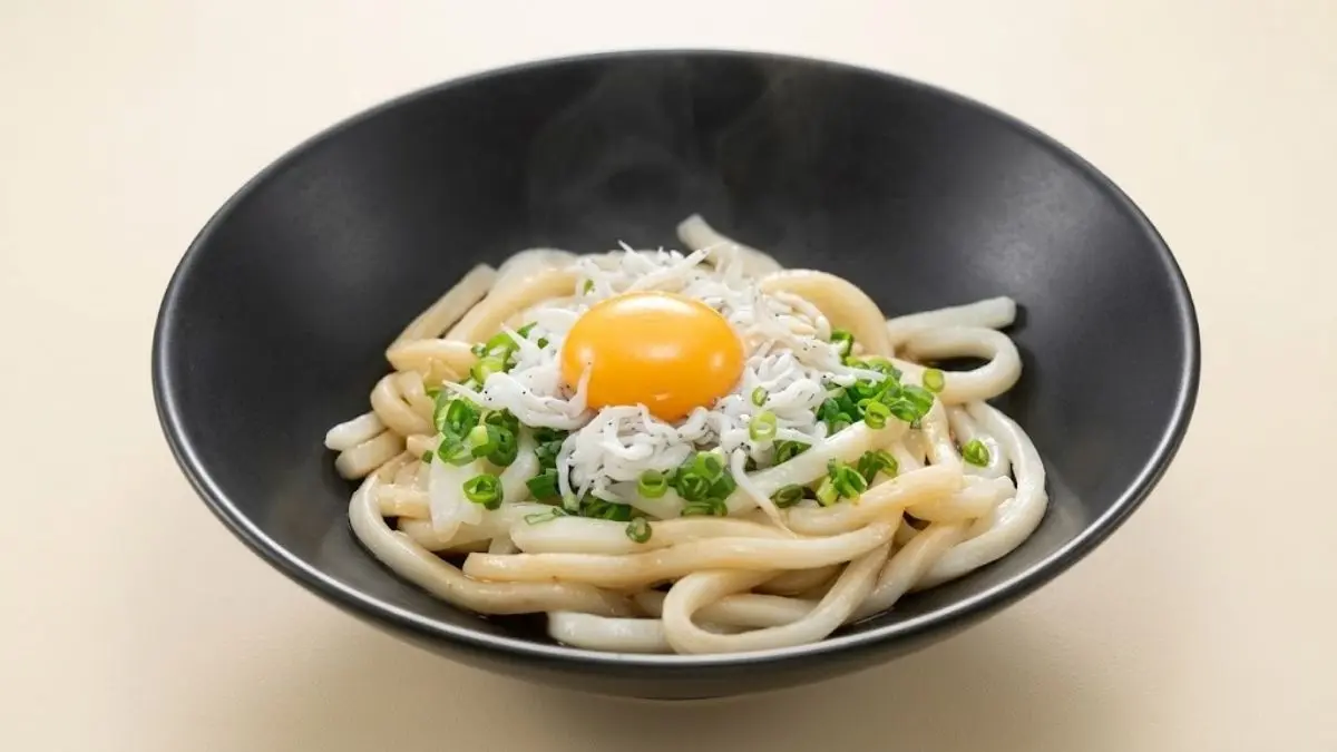 黒酢としらすの釜玉うどん