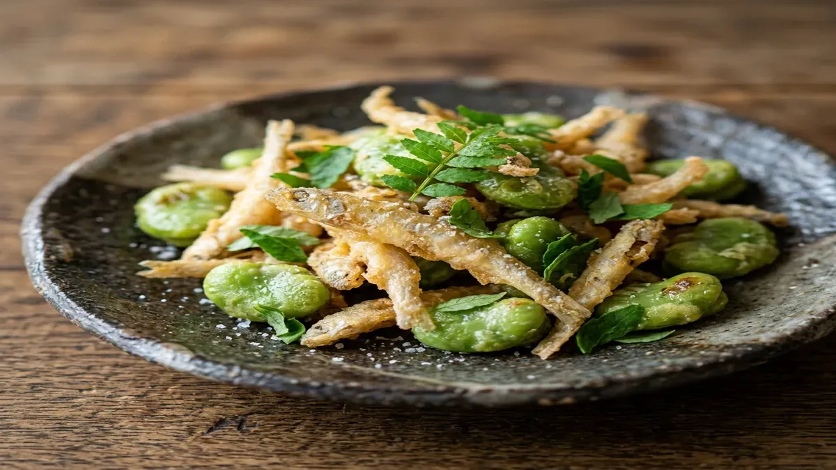 そら豆と白魚のから揚げ 木の芽のせ