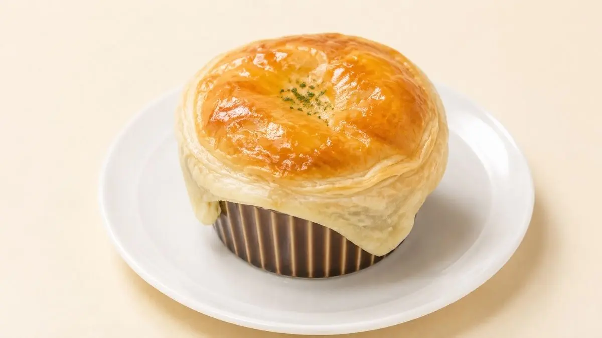 新玉ねぎのパイ包みコンソメスープ