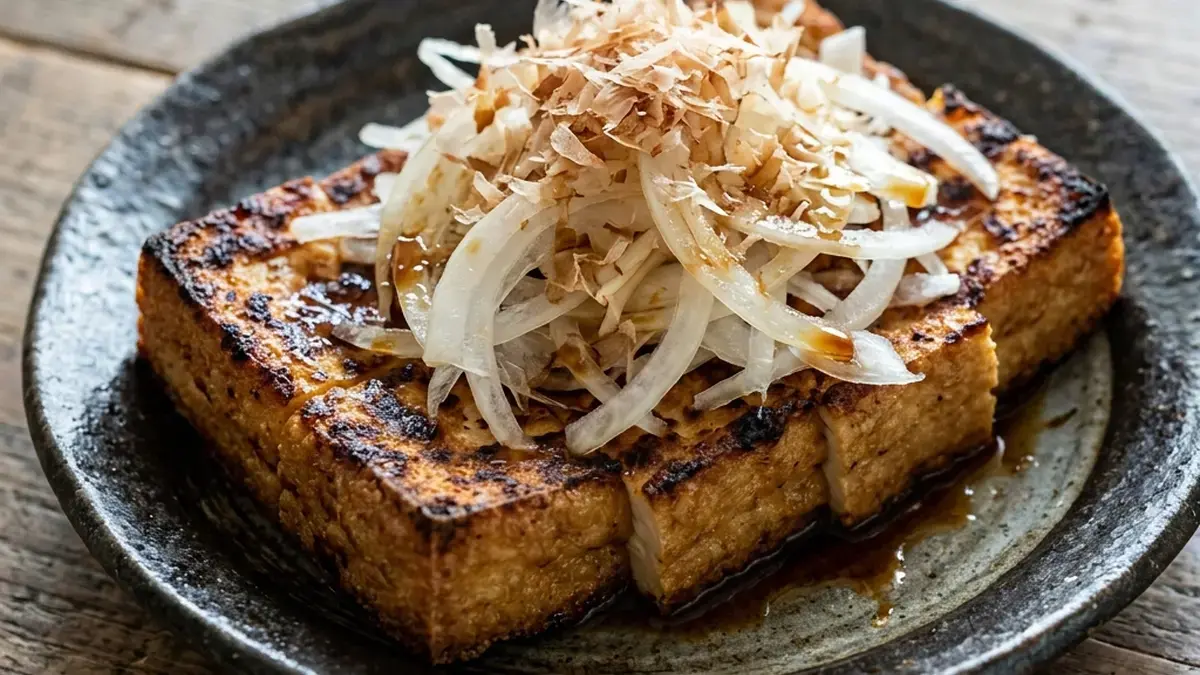 焼き厚揚げの新たまスライスのせ