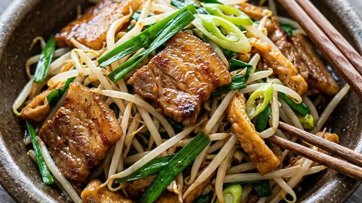 もやしと豚バラと油揚げのピリ辛炒め