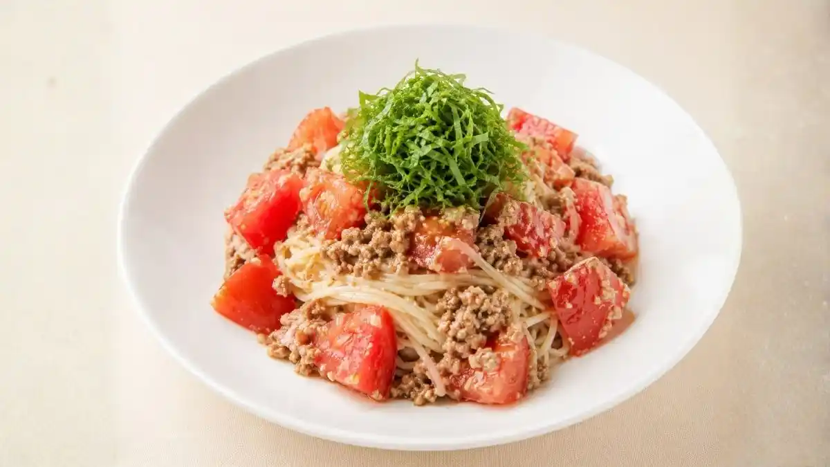 トマトとひき肉のごまドレあえ麺