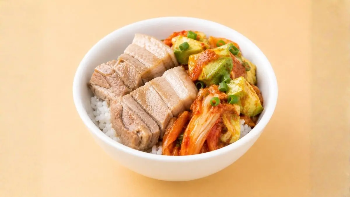 焼かないアボカド豚キムチ丼