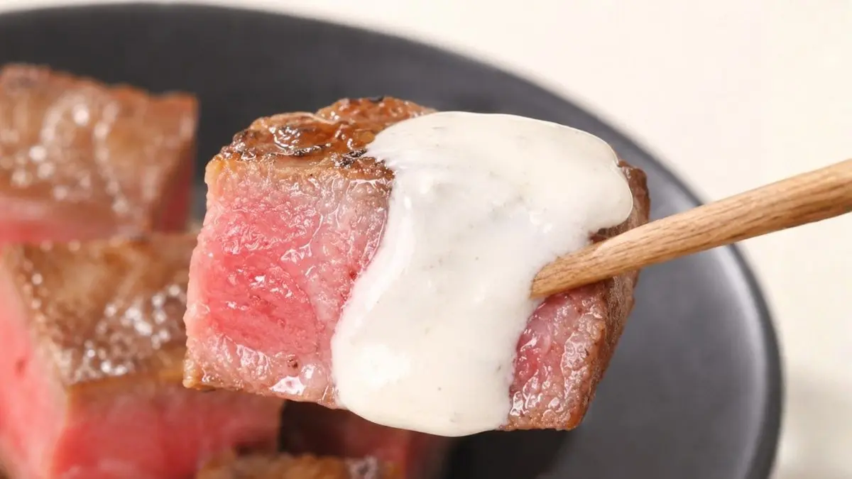 牛肉のステーキ サルサトンナータ