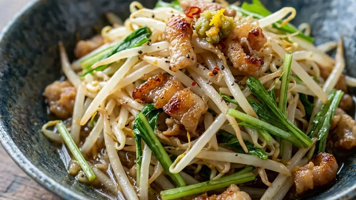 もやしと鶏皮の炒め物