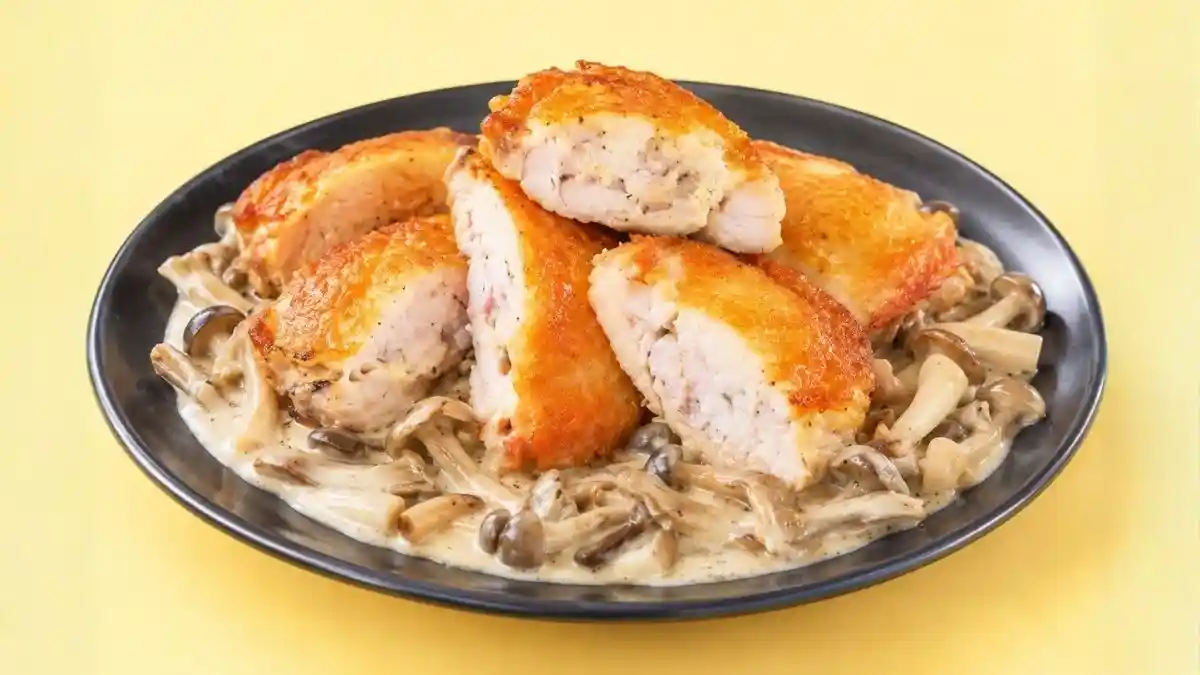 鶏肉のアンチョビご飯詰めキノコクリームソース